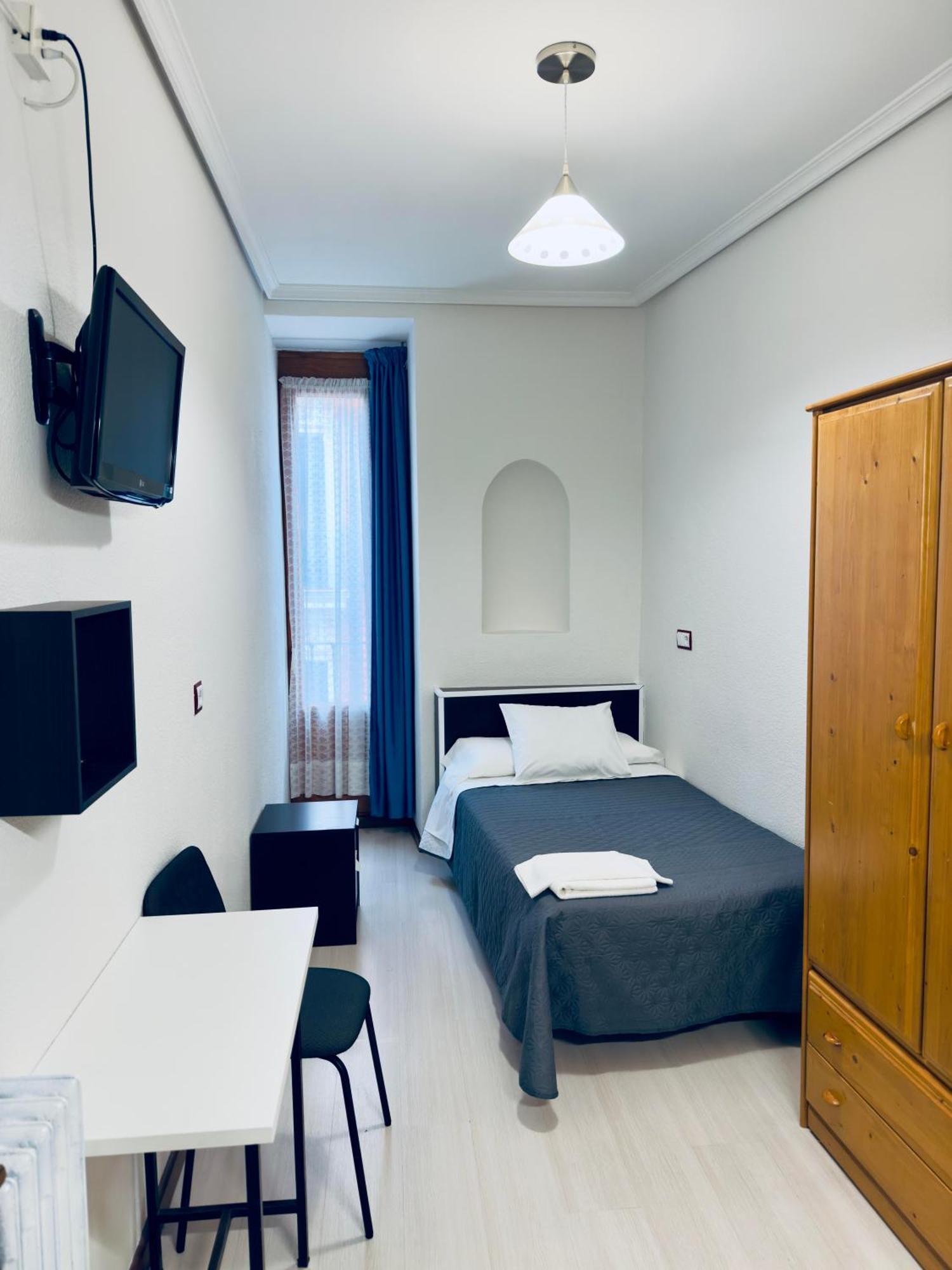 Hostal Conde De Alba Madrid Exterior foto